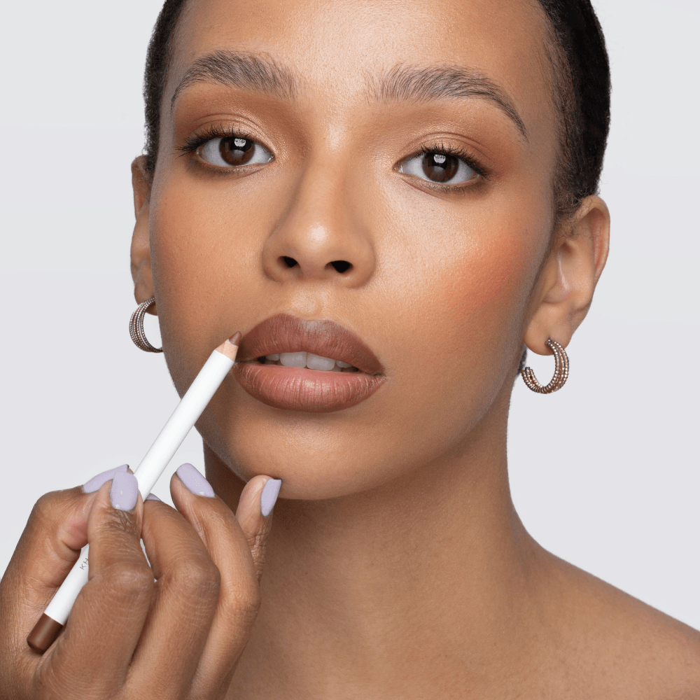 Lip definer crayon à lèvres  marron clair Khaya femme métisse vertuous beauty